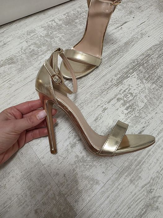 Чисто нови сандали на ток с чанта