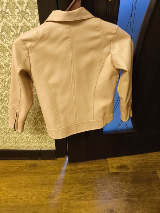 Продам куртку  для девочки.