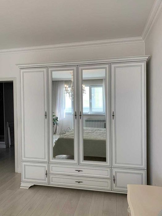 Шкаф белый четырехстворчатый