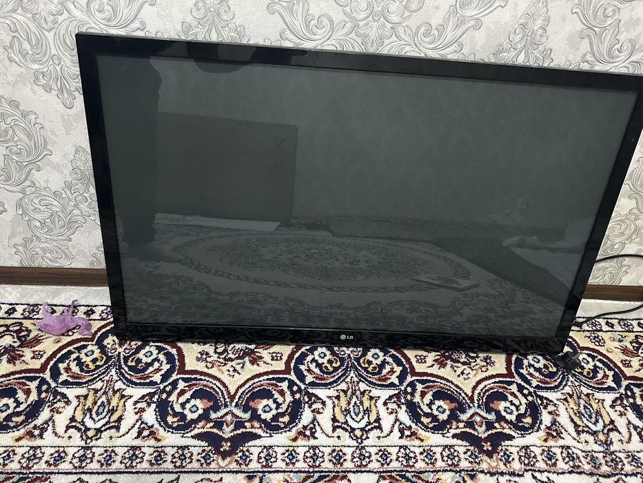 LG televizor 42 talik. Tuyner va antenasi bilan birga.