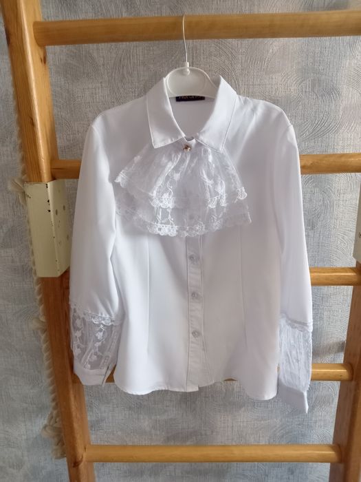 Продам школьную блузку на девочку