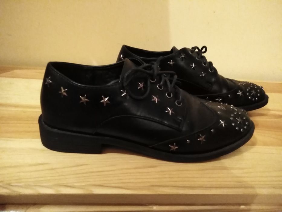 Дамски кожени обувки с капси