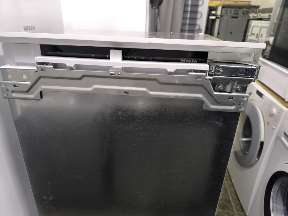 Хладилник с вътрешна камера за вграждане Miele K 7318 D - 187литра.