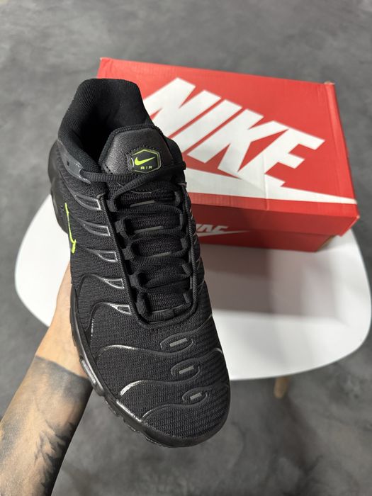 Nike Air Max Plus Black / Volt