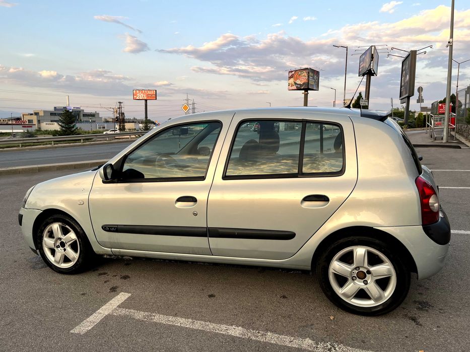 Автомобил Renault Clio 2