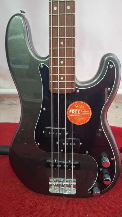 Продам Бас-гитару Squier Affinity Series Precision Bass PJ
