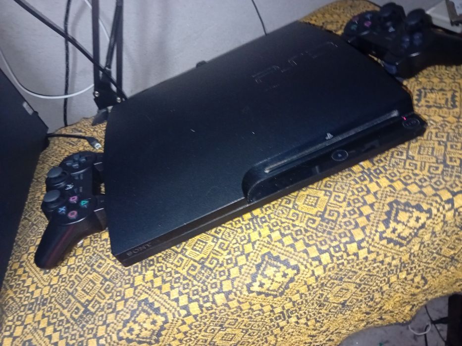 PS3 Slim 500GB + 2 manete wireless si 4 jocuri , accept si schimburi