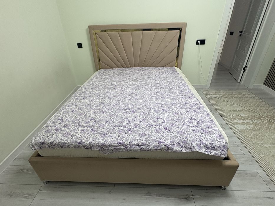 Кровать двухспальная с матрасом