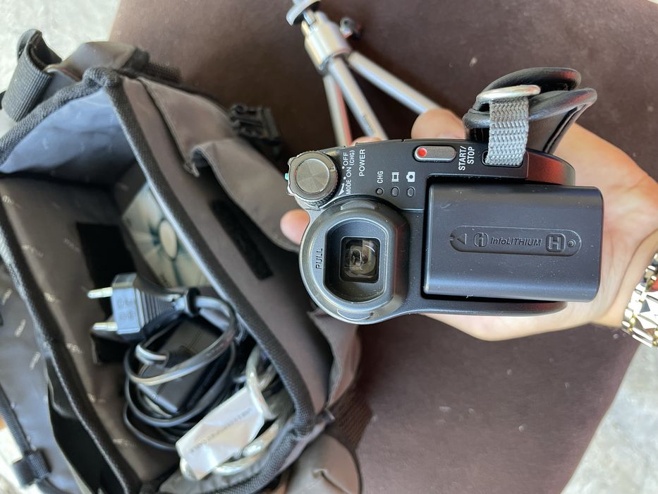 Cameră video Sony Handycam DCR-DVD106 + Geantă, Trepied și Cabluri