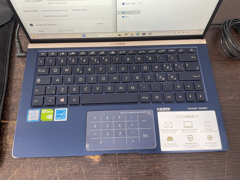 Asus zenbook 13  i7 gen 8  ssd 250 gb 8gb ram