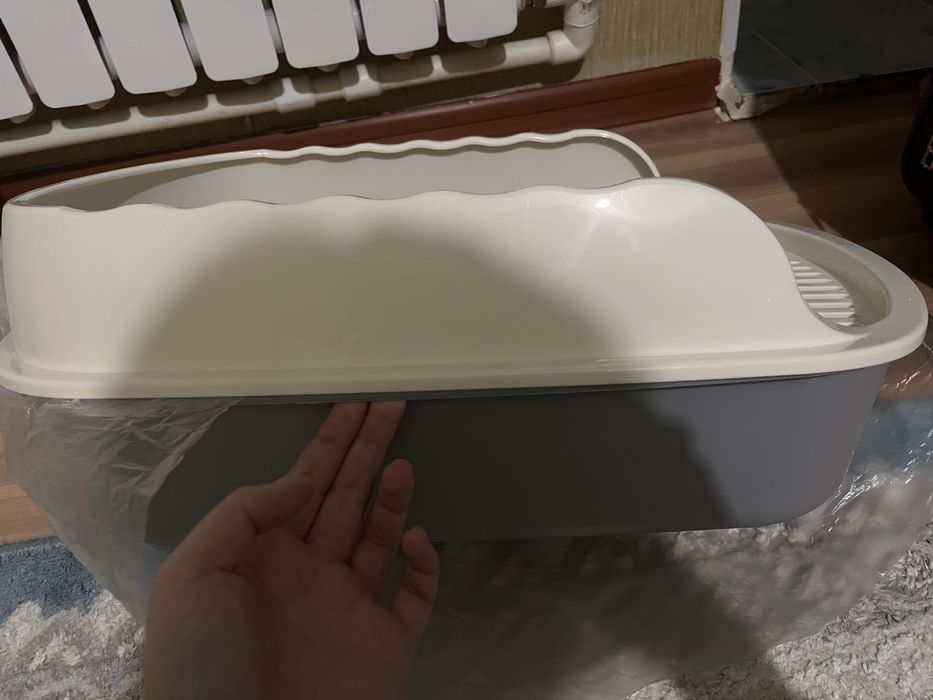 Продается лоток и лежанка , миска поилка для кошки