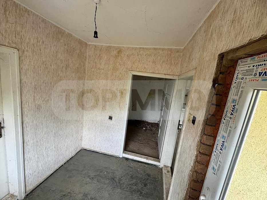 Двуетажна къща в село Копривец