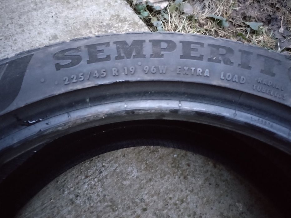 Vând 4 cauciucuri 225/45/19 xl