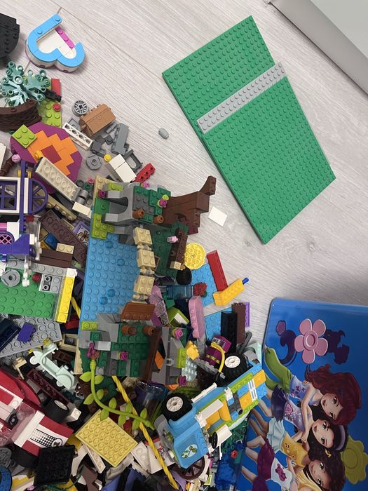 Piese Lego vrac + cutie depozitare + plansa cu doua fete Lego