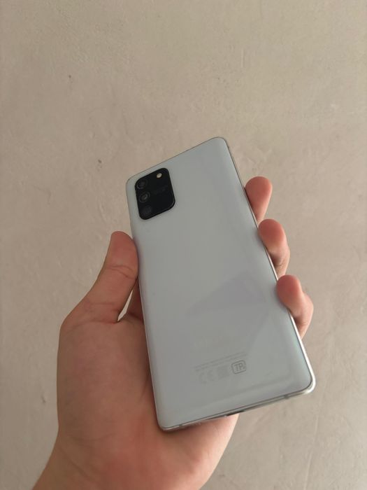 В продаже телефон Samsung s 10 lite