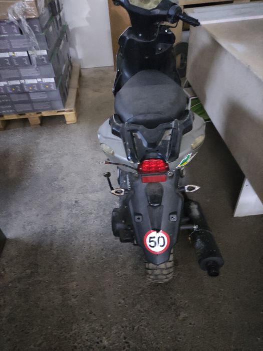 Скутер, полуживой.