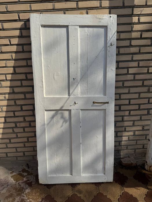 Продается деревянная даерь. Yog'och eshik sotiladi.