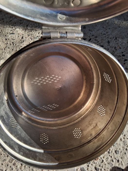 Casoletă metalică de sterilizare, utilizată în trecut în scopuri medicale.