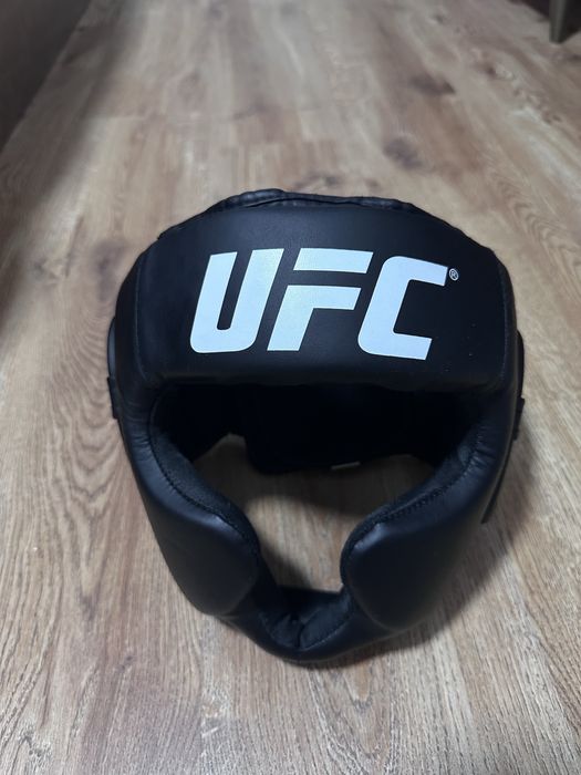 шлем UFC черный.
