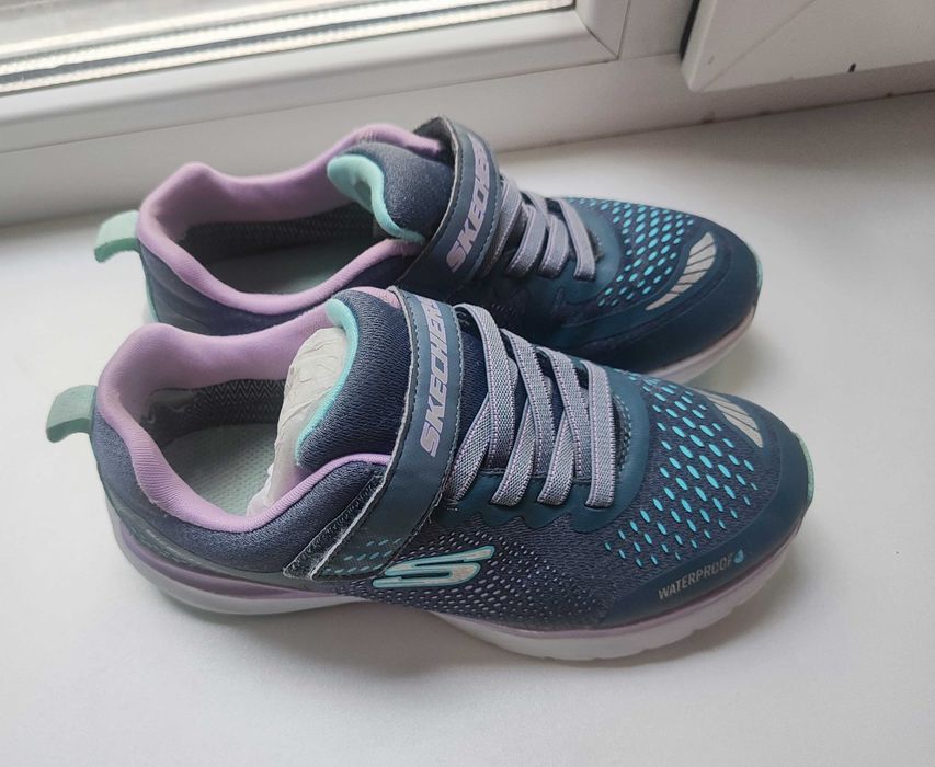 Продам кроссовки фирмы Skechers