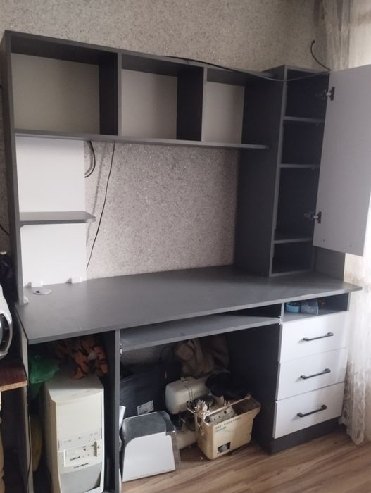 Компьютерный стол привезён с России срочно