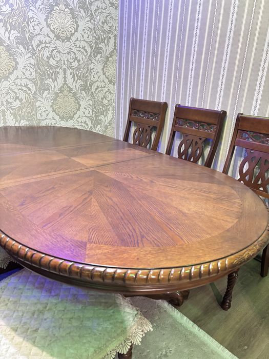 Стулья и стол для гостиной