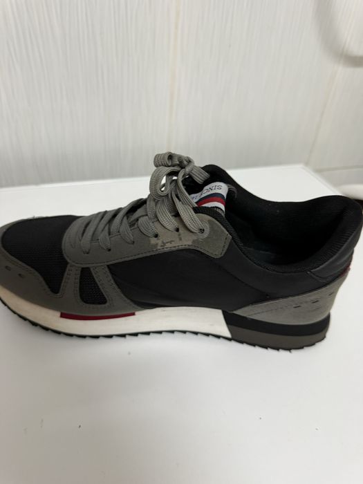 Adidasi barbati pollo