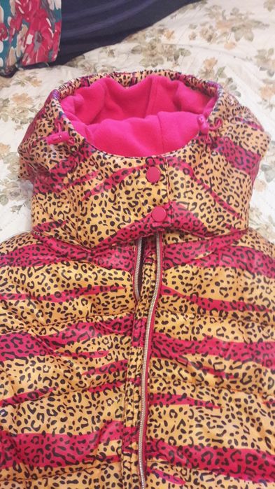 Продам новый жилет для девочки .