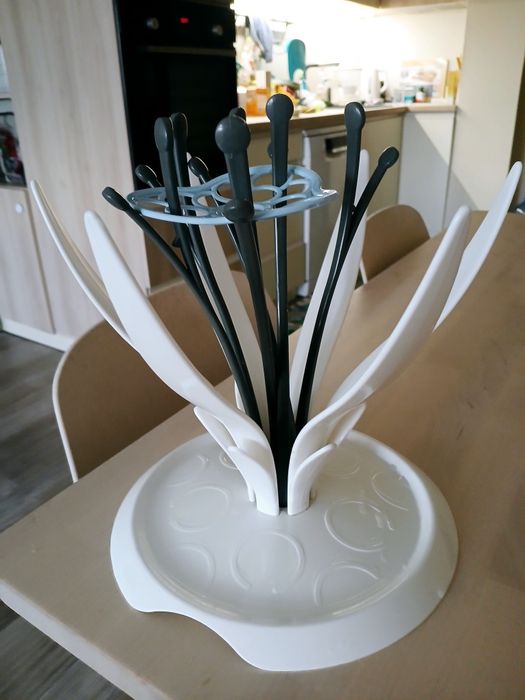 4 малки Шишета Avent + сушилка за шишета и едно голямо подарък