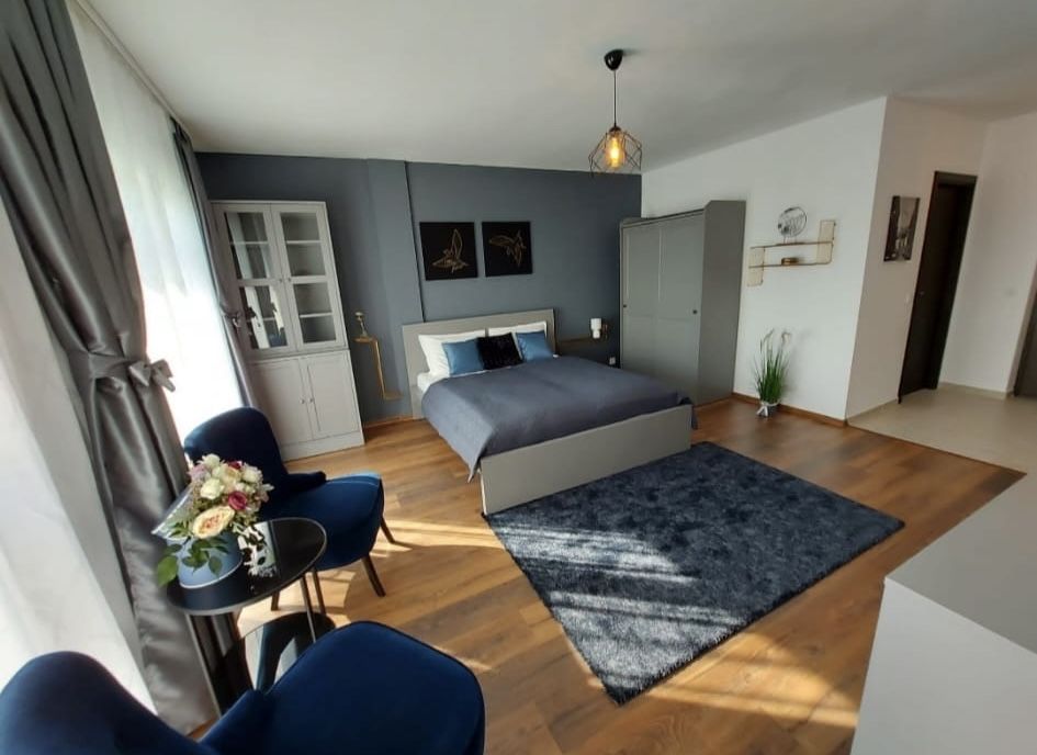 Garsonieră bloc nou – Codlea– loc parcare – 1.350 lei