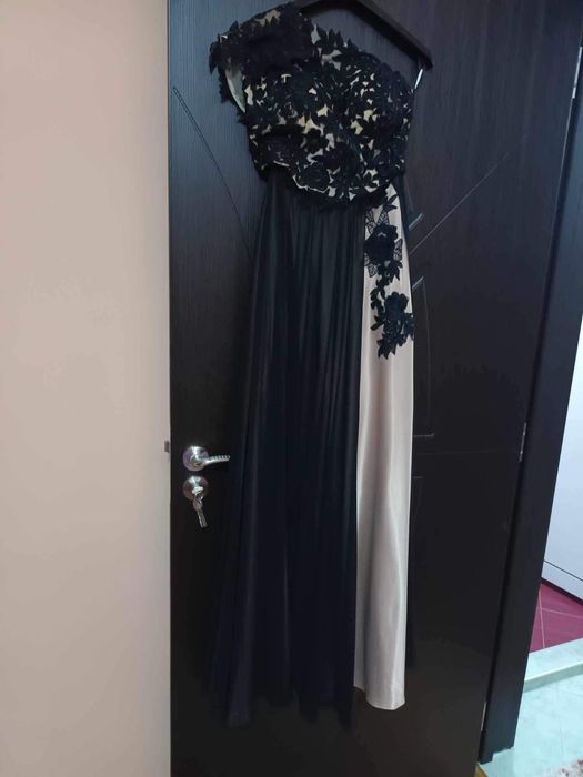 Официална рокля черно и бежово