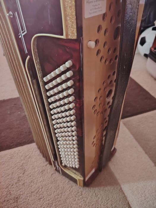 Vând , nu schimb, acordeon  Italian Royal Standard de colecție 120 basi in4 scaune  din lemn cu 3 Registre