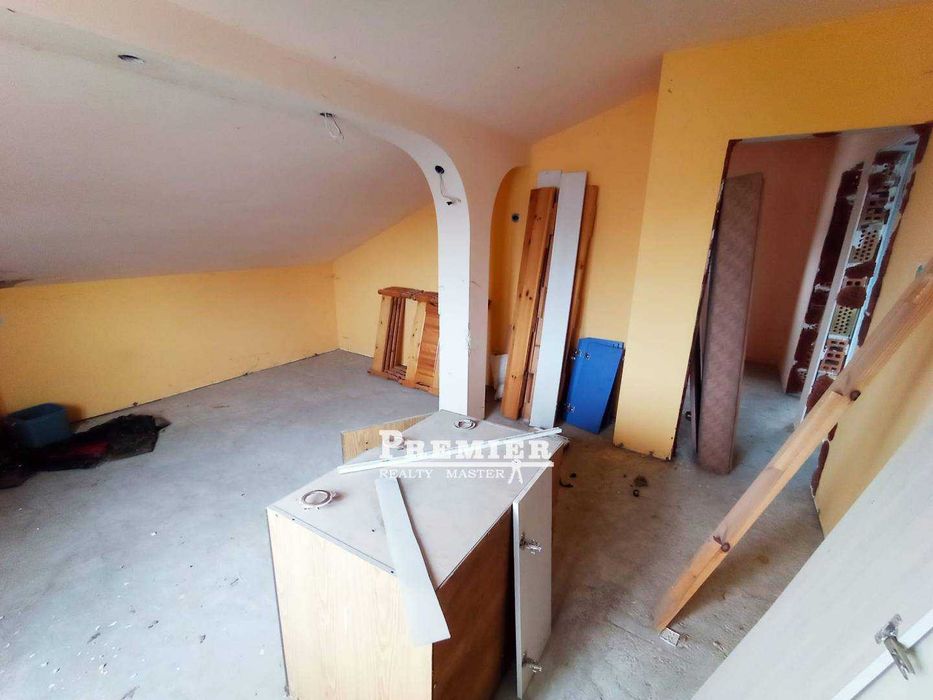 Продаваме триетажна тухлена къща в село Тънково