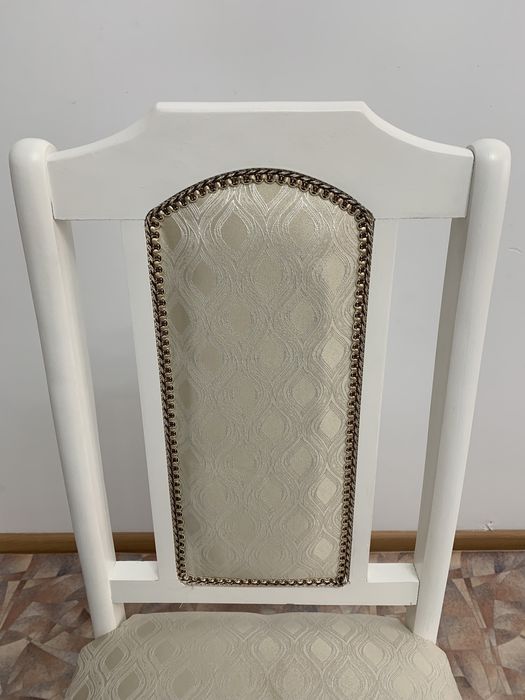 Белые стулья, депутат стулья