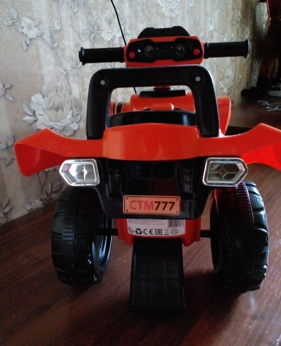 Детская игрушка толокар каталка