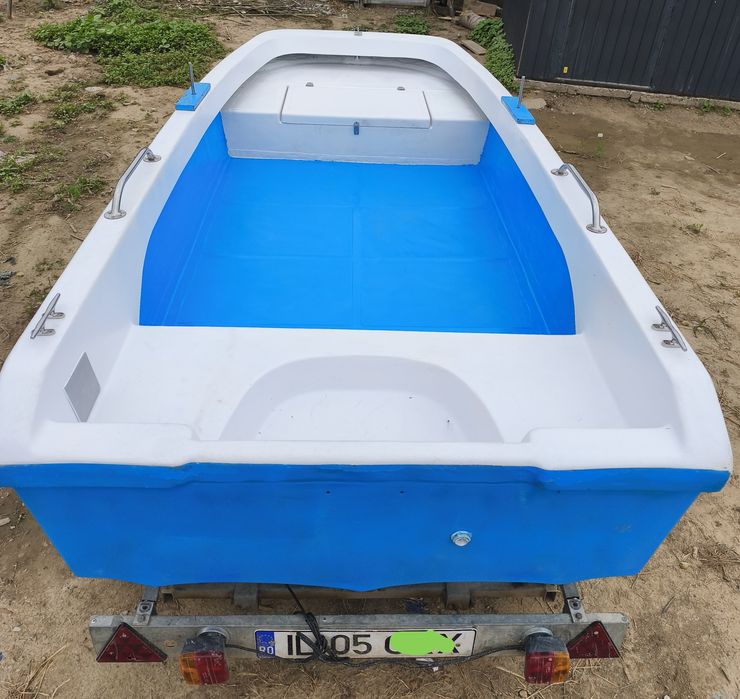 Barca din fibra  trimaran