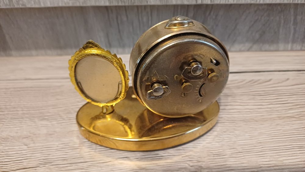 Ceas de masă mecanic, cu secundar periferic în dreptul cifrei 6.