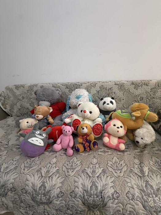 Игрушки и кукла, которую надо одевать