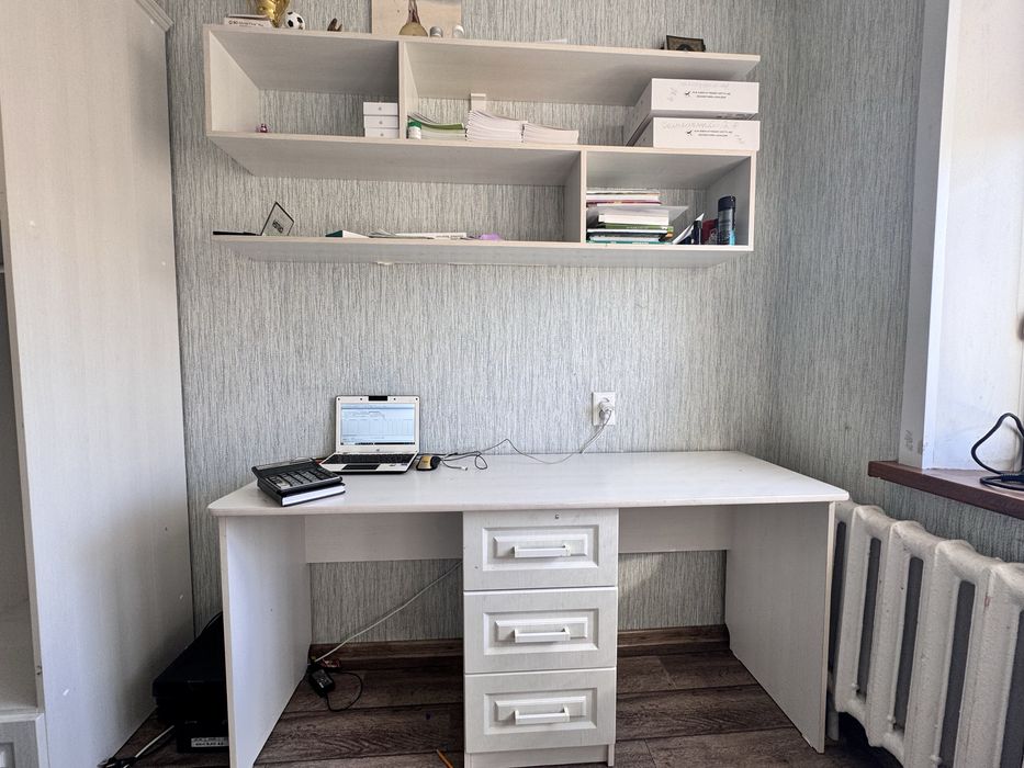 Продам стол и полку для учебников