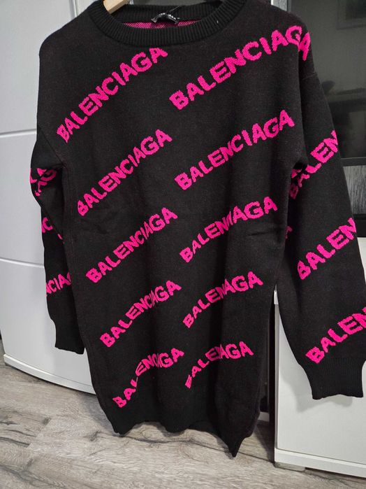 Balenciaga пуловер.Нов