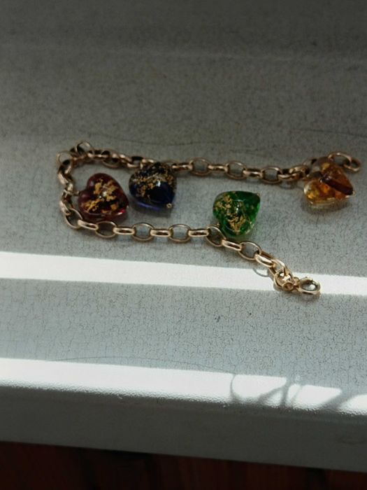 Златна 14к 585 italy гривна с сърца от мурано и златни люспи