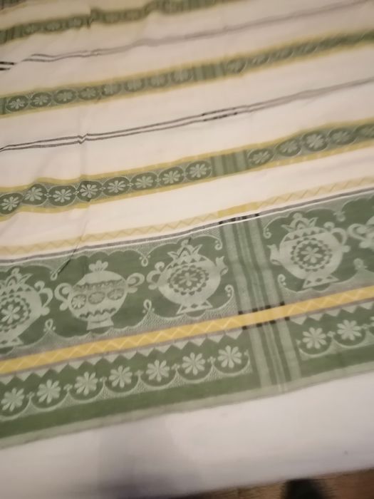 Продавам две кувертюри и две покривки