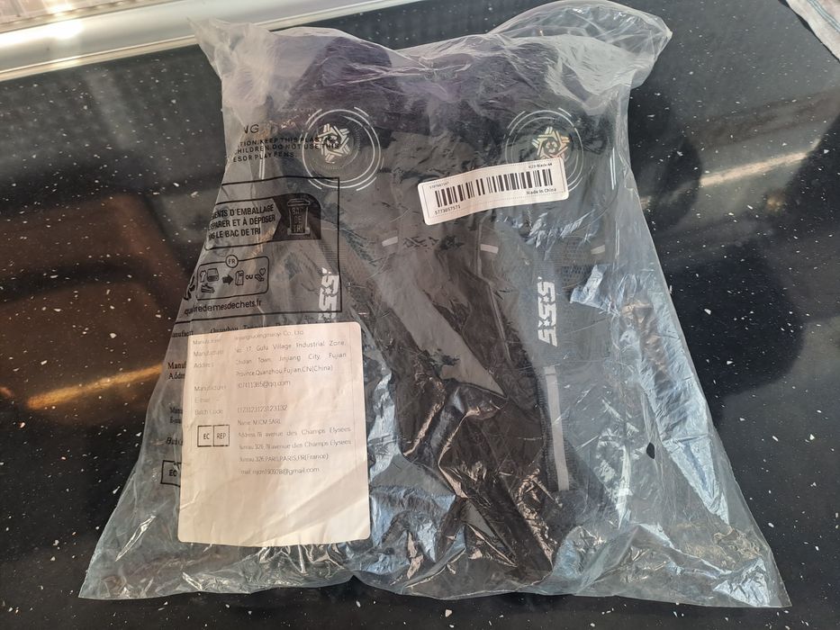 Кроссы Привозные,Модные,Матовые, на Стяжных Замках, вместо шнурков.