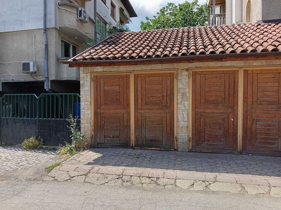 Продава  3-стаен апартамент, разположен в 3-етажна сграда  с усещане за къща, собствен вход и гараж в сърцето на Павлово