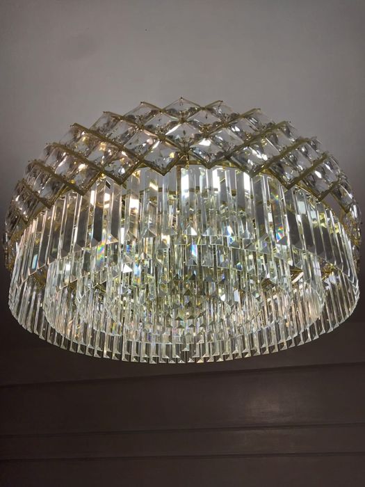 Продам новый в каропке люстру