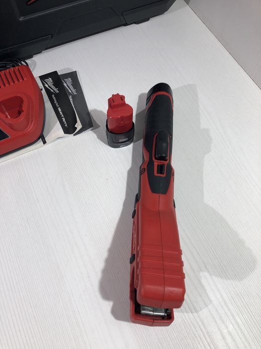 Milwaukee C12 PC pentru debitat țevi