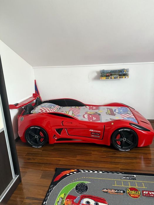 Vând pat masinuta ferrari