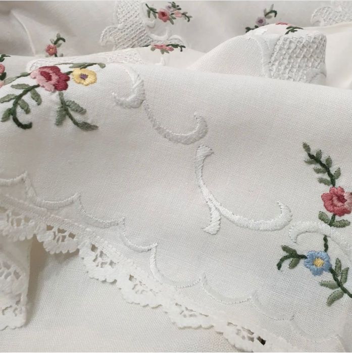 Fata de masa brodată