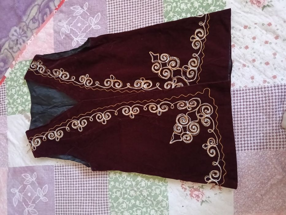 Продам детские куртки.