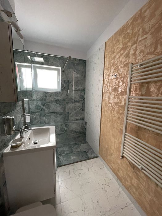 Inchiriez apartament cu 2 camere decomandate + parcare 50 euro - complex Junior Residance